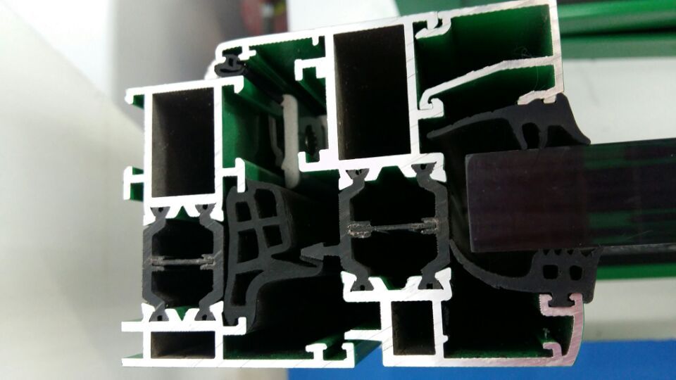 大连断桥铝门窗型材的心脏部位---隔热条(图1)