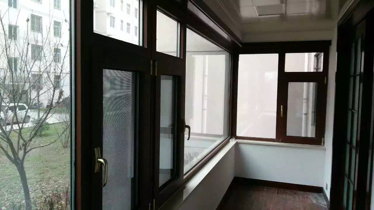 解析大连断桥铝门窗与铝包木门窗的差异处(图1)