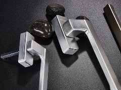 大连铝合金门窗家中使用频繁 执手锁的“秘密”